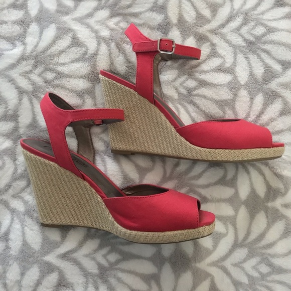 SOLD: Moda red wedge heels - Picture 4 of 6